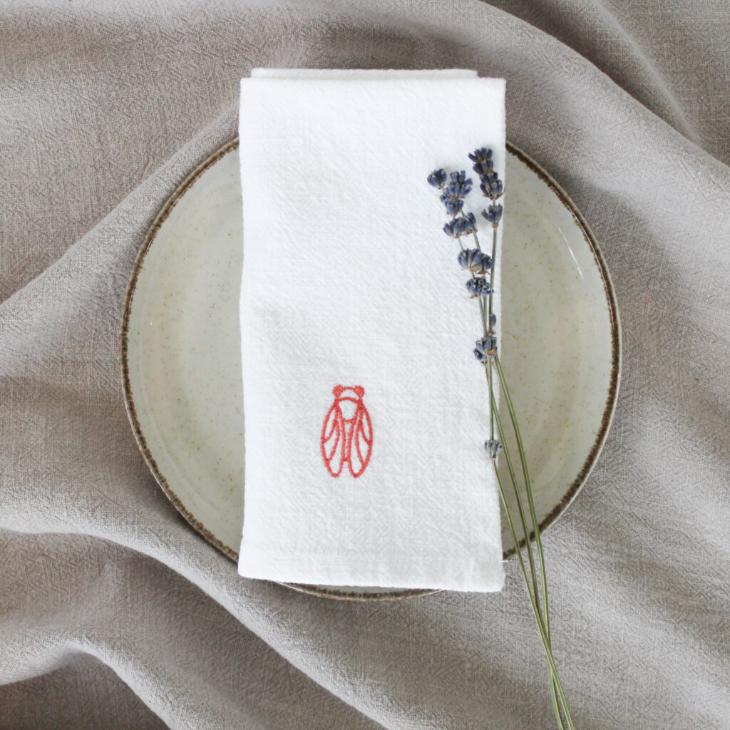 Serviette de table en lin lavé blanche, tissé et confectionné en France, broderie cigale - Rêves de cigale