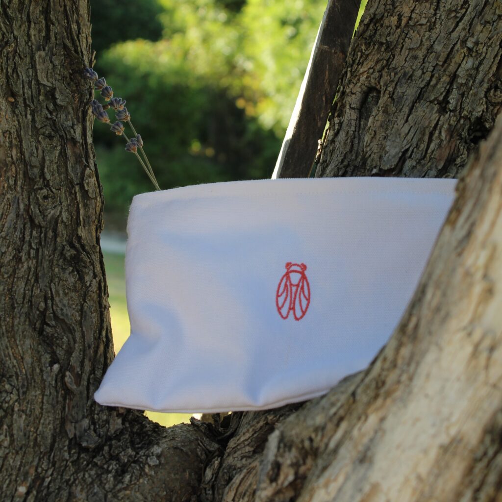 pochette en coton naturel brodée d'une cigale - Rêves de cigale